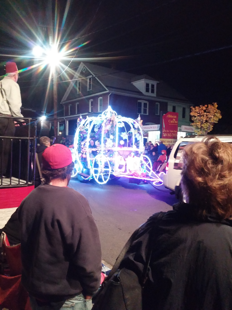 Illustration for article titled Halloween Parade Car Show Photodump
